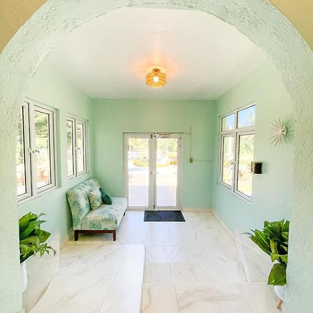Bed and Breakfast Golden Palms House Nassau Exteriér fotografie