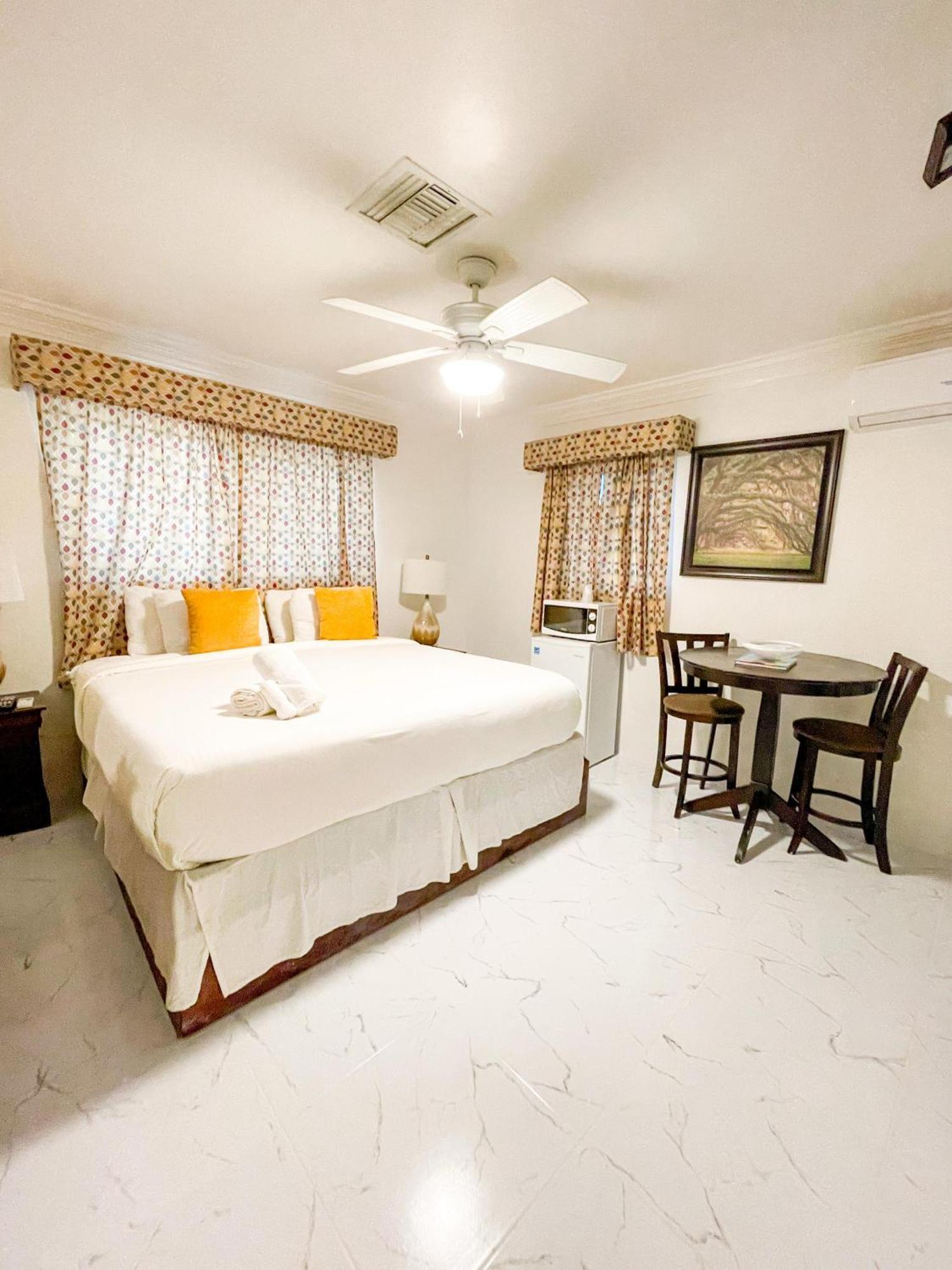 Bed and Breakfast Golden Palms House Nassau Exteriér fotografie