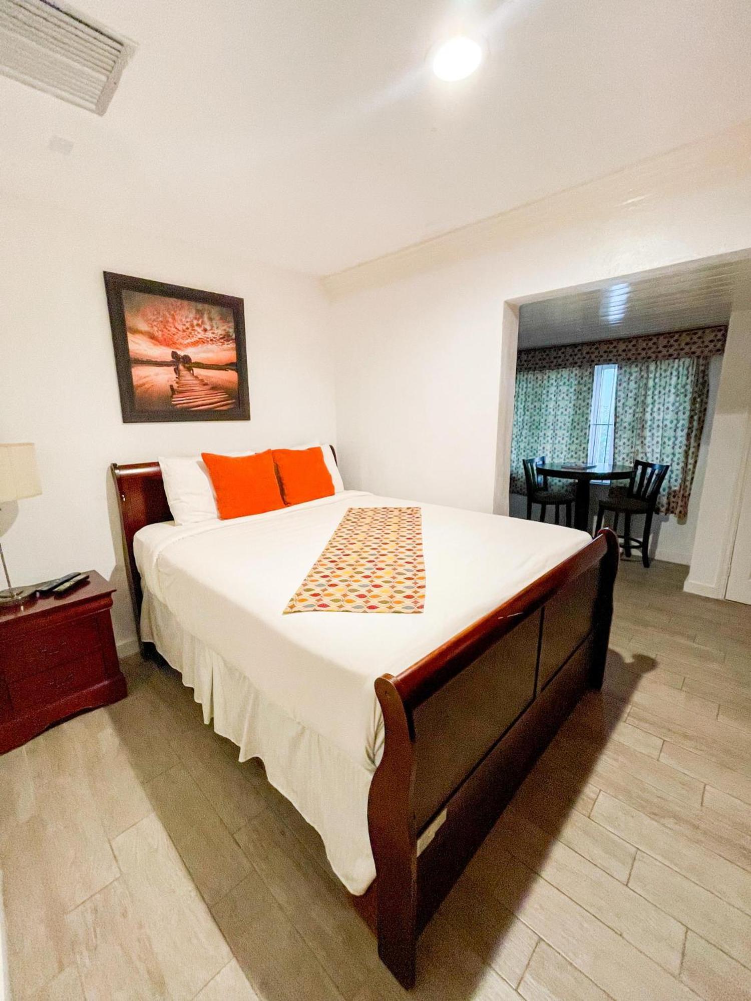 Bed and Breakfast Golden Palms House Nassau Exteriér fotografie